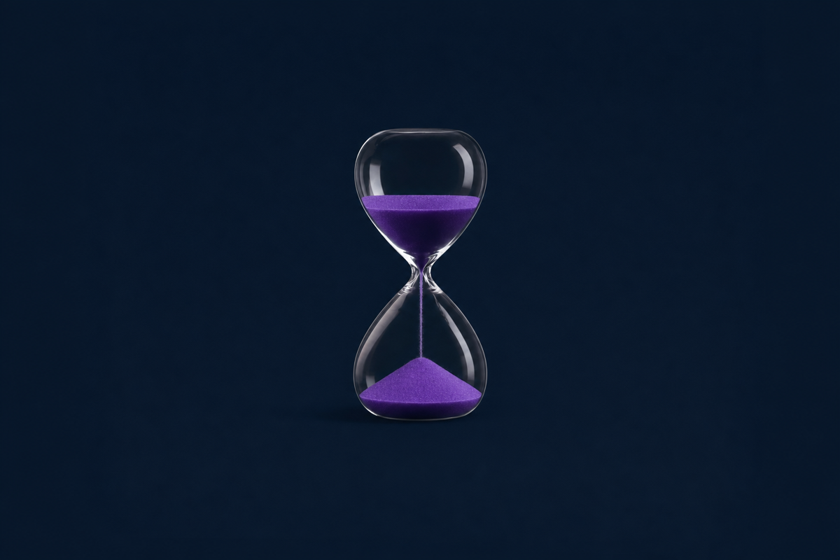 Un reloj de arena con la mitad de la arena ya caída